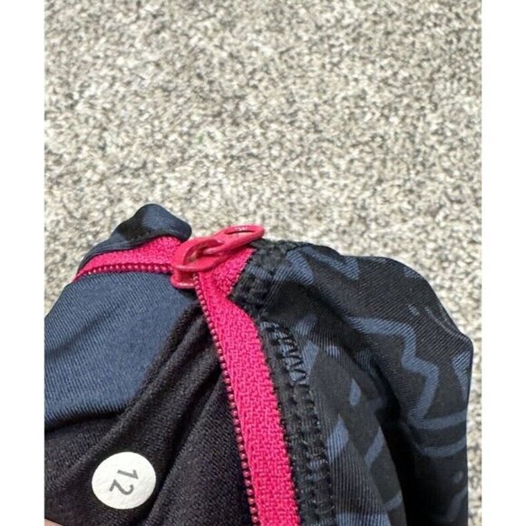 Lululemon 2015 Seawheeze Blue  Design Crops Size 12 18” EUC - Picture 5 of 5